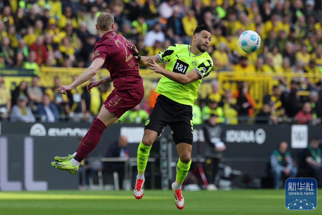 星空体育馆-奥格斯堡队员因伤退出德甲比赛