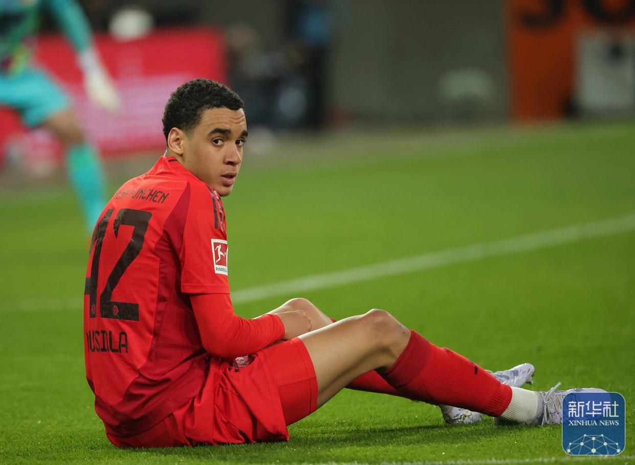 奥格斯堡队员因伤退出德甲比赛