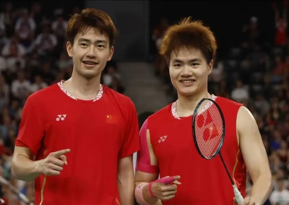 包含惊险逆转:瑞士和荷兰赛艇选手最后一刻夺冠的词条 包含惊险逆转:瑞士和荷兰赛艇选手最后一刻夺冠的词条