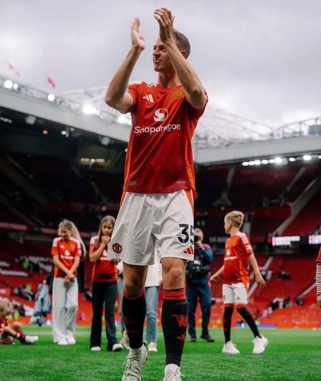 曼联客场告捷,红魔球迷欢欢喜喜 曼联客场告捷,红魔球迷欢欢喜喜