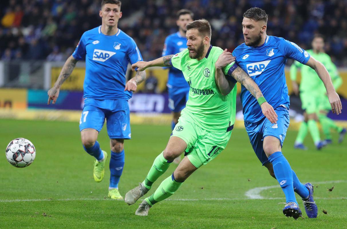 星空体育在线登录-包含沙尔克逆转对手，取得关键胜利的词条