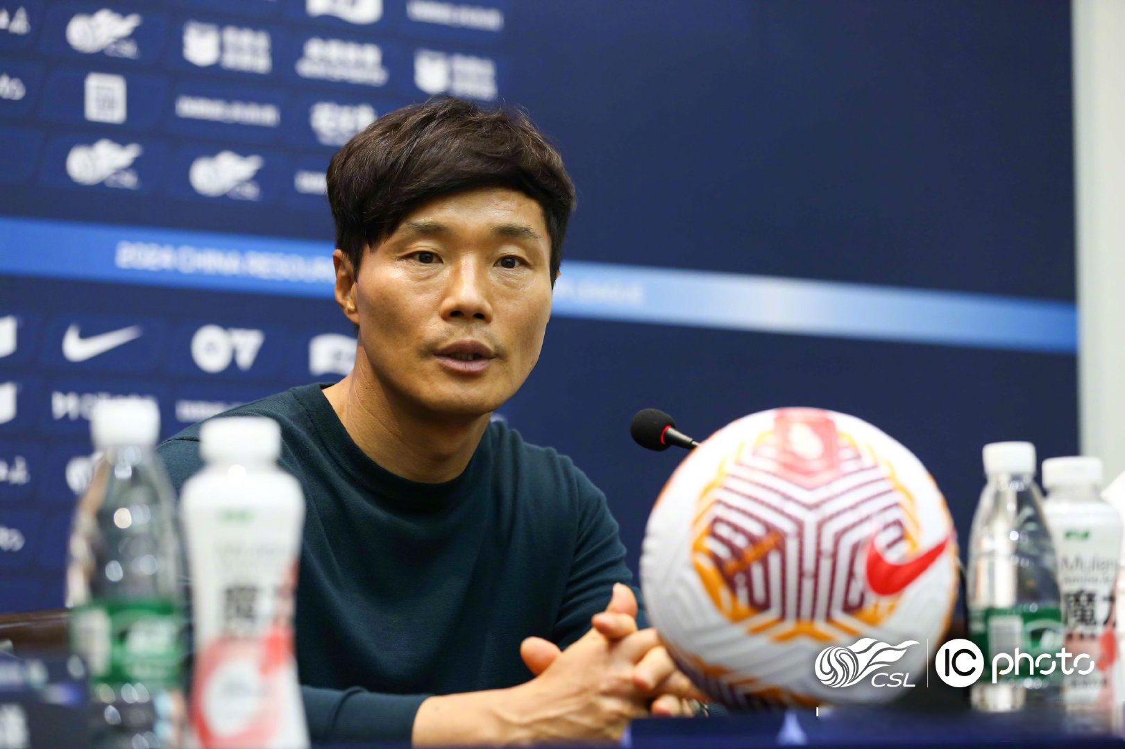 教练们精心制定战术，希望取得胜利