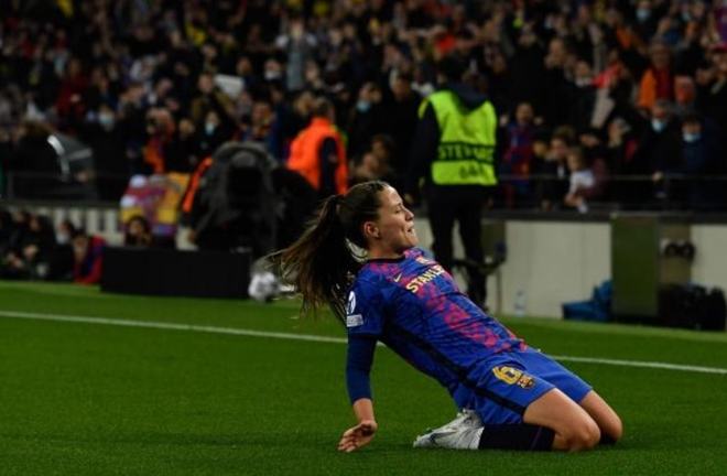 星空体育官方入口-美洲足球巡回赛：女足选手为胜利拼搏