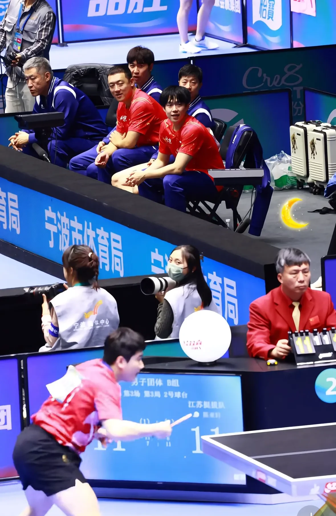 双方球队在比赛中进行了激烈的拼搏