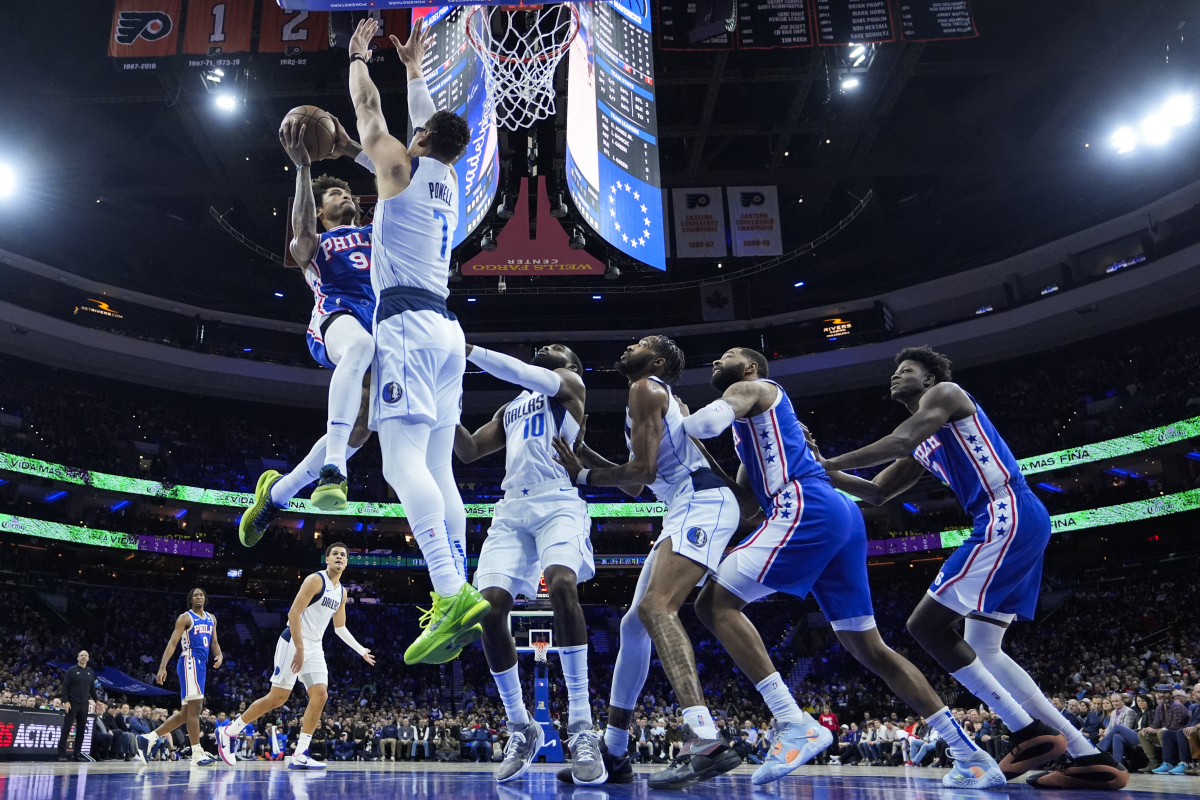 双方球队在比赛中进行了激烈的拼搏 双方球队在比赛中进行了激烈的拼搏