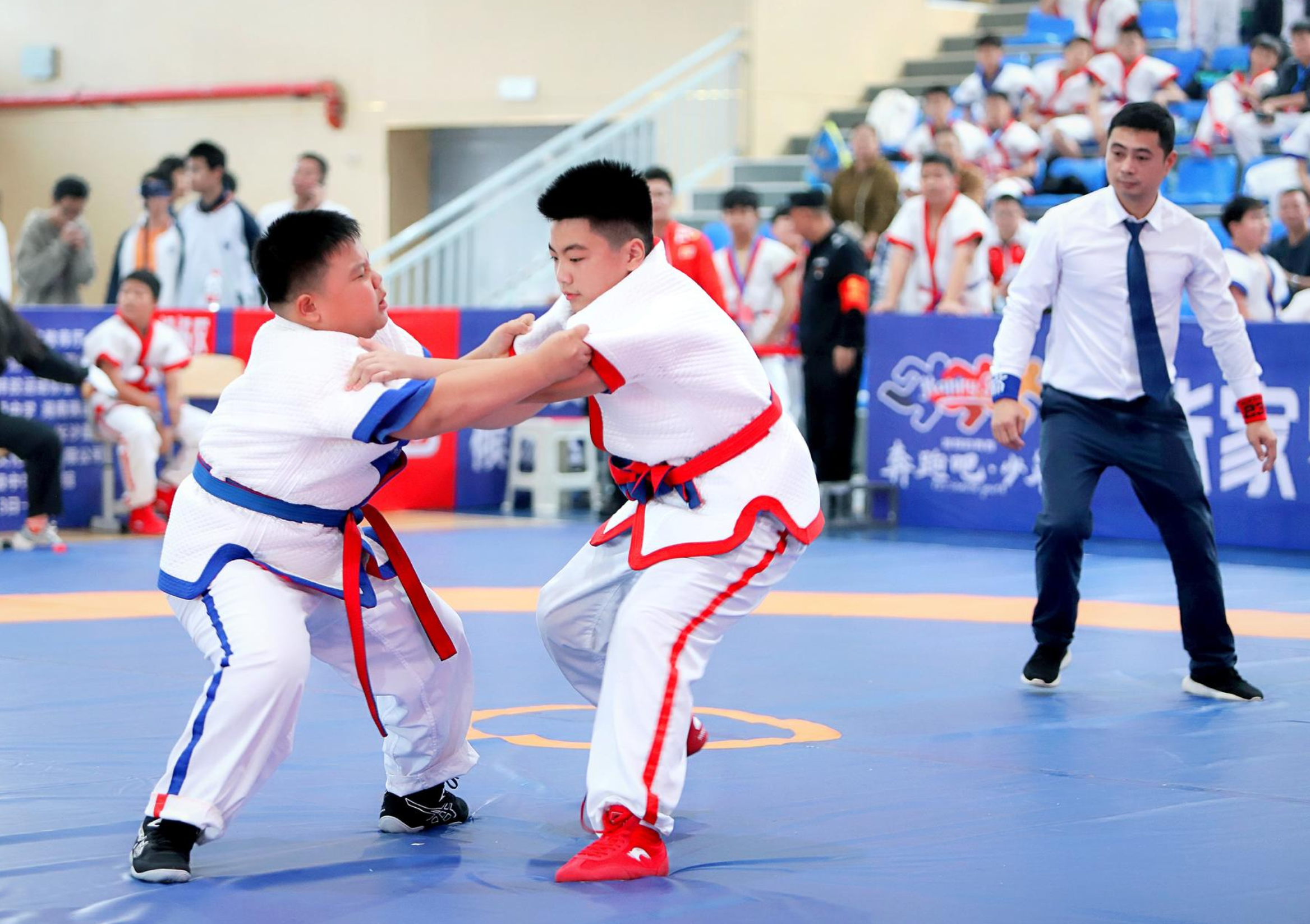 富有激情的比赛散发出强烈的竞争氛围的简单介绍 富有激情的比赛散发出强烈的竞争氛围的简单介绍