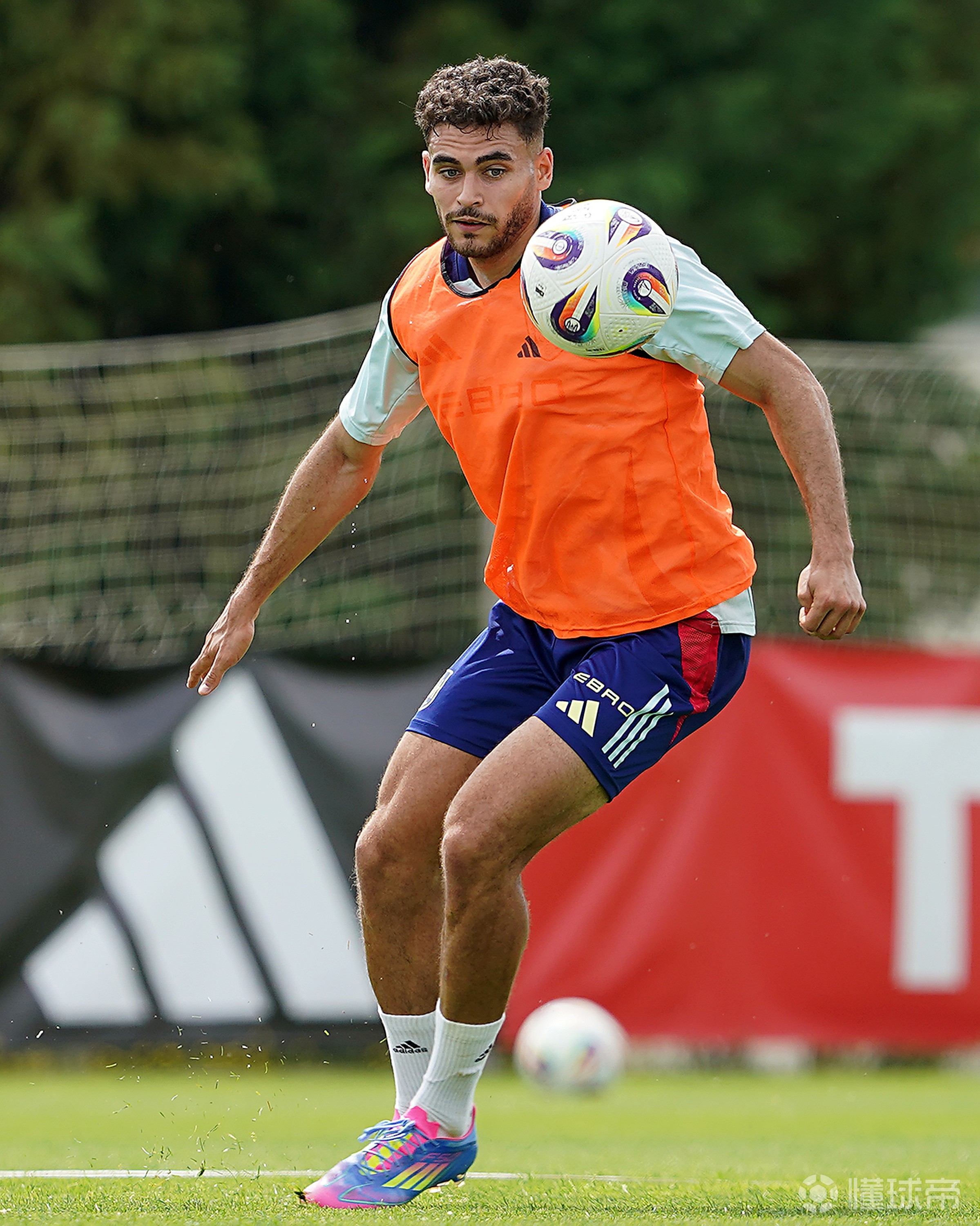 星空体育活动-国际足球比赛中诞生了一位新英雄