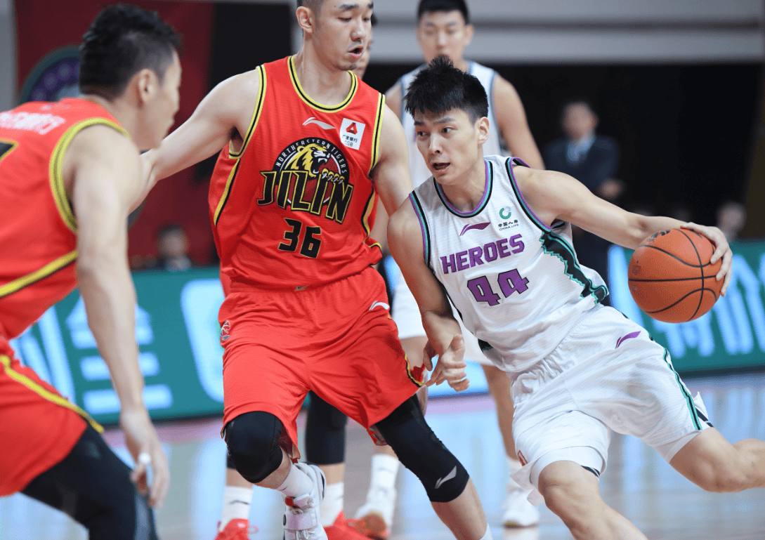 深圳队连续击败对手,冲上积分榜前列 深圳队连续击败对手,冲上积分榜前列