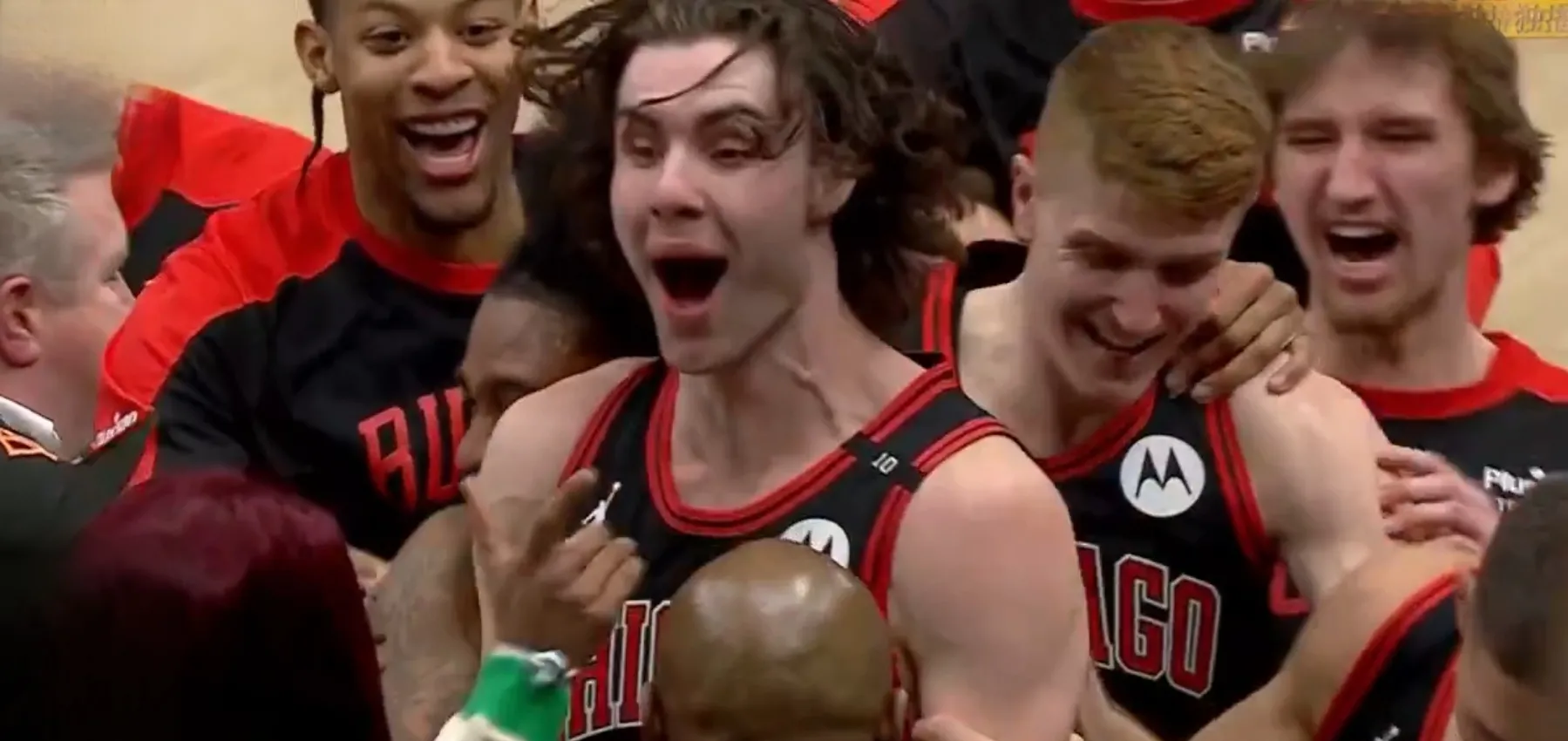 包含公牛全队发威赢得关键胜利的词条