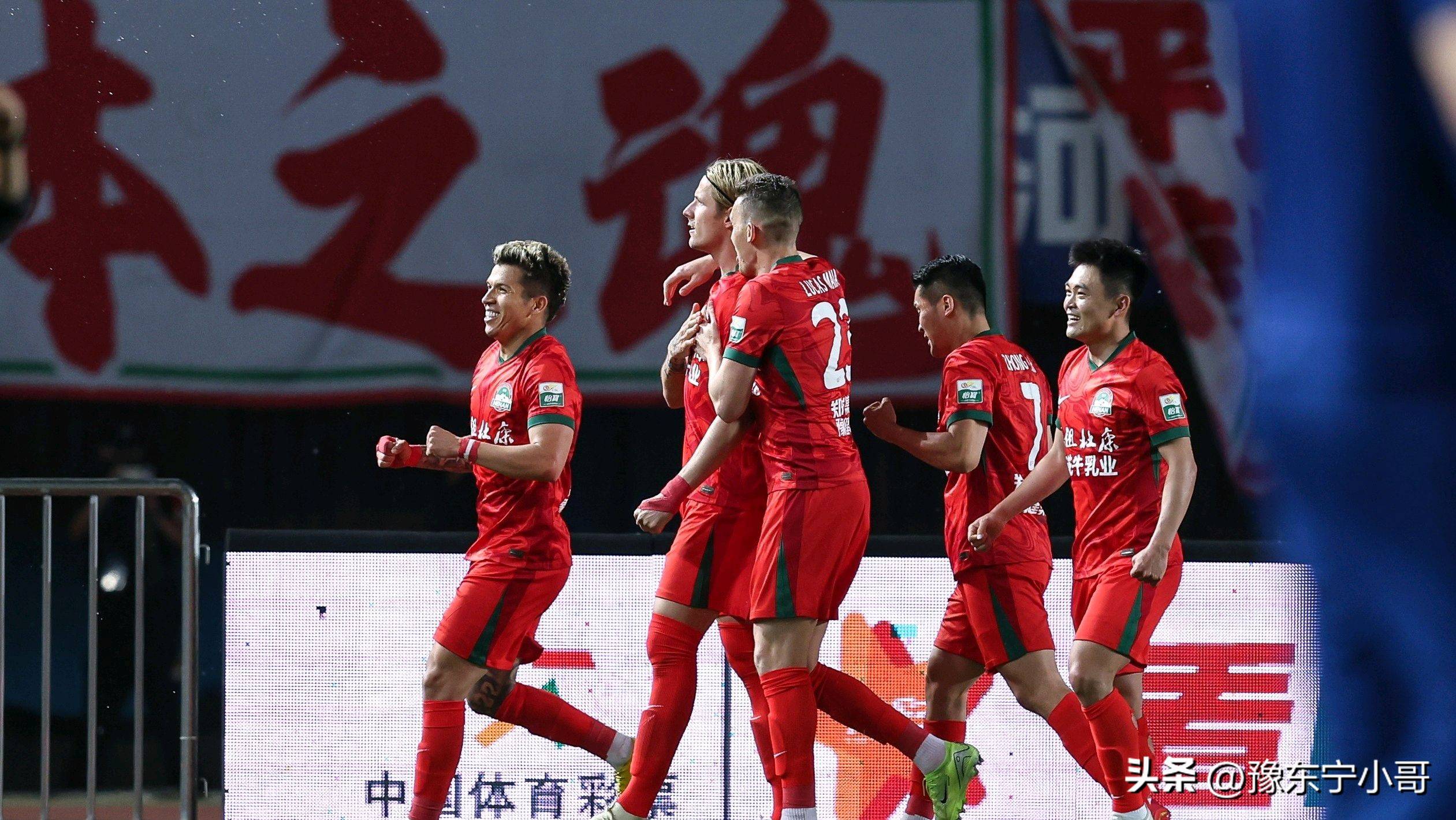 星空体育亚洲官网-关于中超球队主场赢球，球员表现稳定水平提升的信息