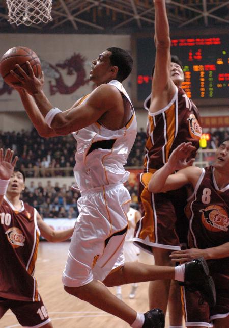 云南队在客场比赛中突破重围获胜 云南队在客场比赛中突破重围获胜