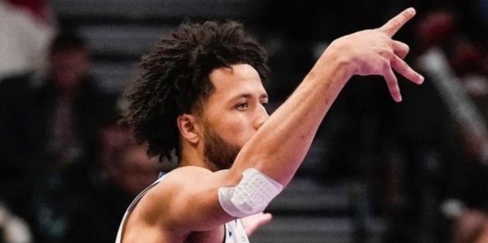 星空体育官网登录网址-篮球新星赛场表现出色，球队成绩逐渐回升的简单介绍