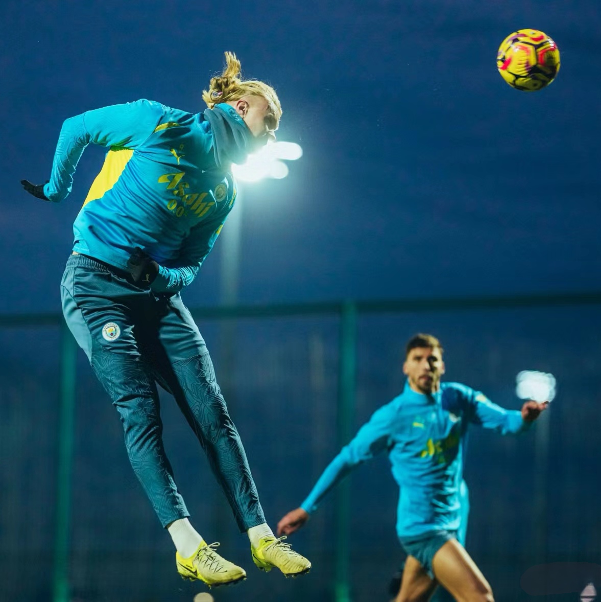 星空体育活动-曼城最后时刻逆转成功，险胜对手